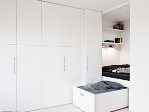 czarno - biała kawalerka - Mała biała sypialnia, styl minimalistyczny - zdjęcie od nomad studio