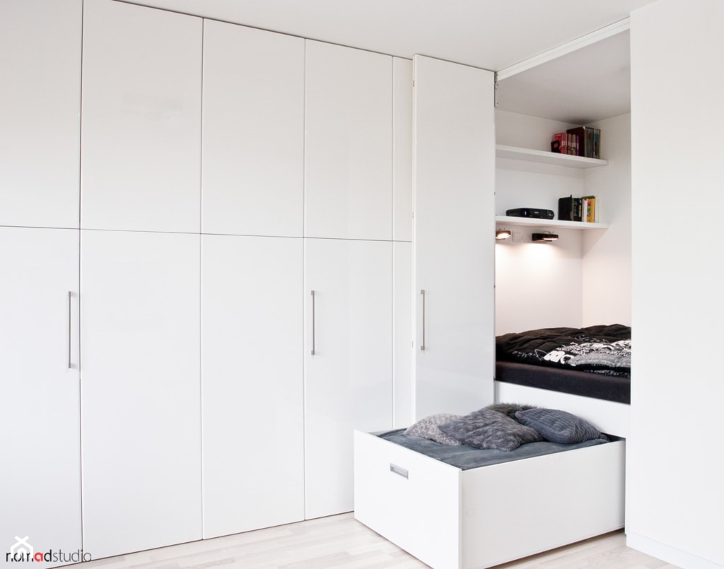 czarno - biała kawalerka - Mała biała sypialnia, styl minimalistyczny - zdjęcie od nomad studio - Homebook