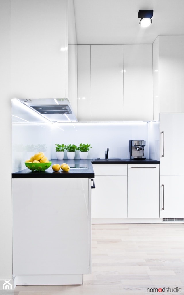 czarno - biała kawalerka - Kuchnia, styl minimalistyczny - zdjęcie od nomad studio - Homebook