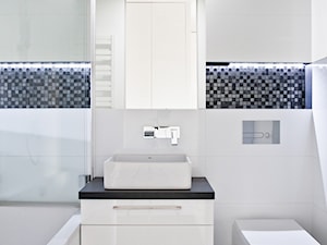 czarno - biała kawalerka - Mała bez okna z lustrem z punktowym oświetleniem łazienka, styl minimalistyczny - zdjęcie od nomad studio
