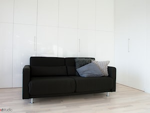 czarno - biała kawalerka - Salon, styl minimalistyczny - zdjęcie od nomad studio