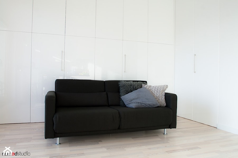 czarno - biała kawalerka - Salon, styl minimalistyczny - zdjęcie od nomad studio