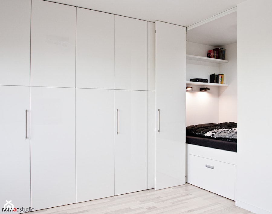 czarno - biała kawalerka - Mała biała sypialnia, styl minimalistyczny - zdjęcie od nomad studio