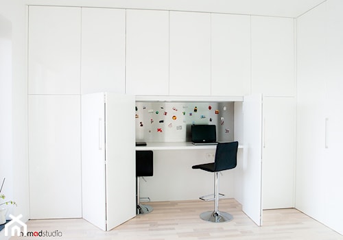 czarno - biała kawalerka - Mały biały salon, styl minimalistyczny - zdjęcie od nomad studio