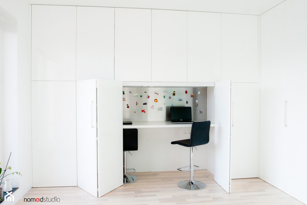 czarno - biała kawalerka - Mały biały salon, styl minimalistyczny - zdjęcie od nomad studio - Homebook