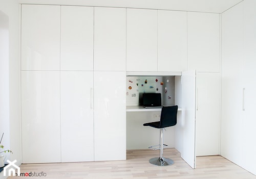 czarno - biała kawalerka - Mały biały salon, styl minimalistyczny - zdjęcie od nomad studio