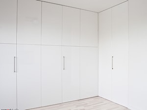 czarno - biała kawalerka - Duża otwarta garderoba, styl minimalistyczny - zdjęcie od nomad studio