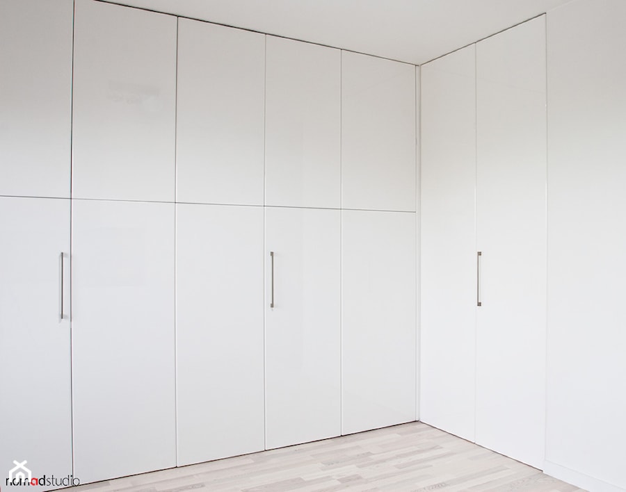 czarno - biała kawalerka - Duża otwarta garderoba, styl minimalistyczny - zdjęcie od nomad studio