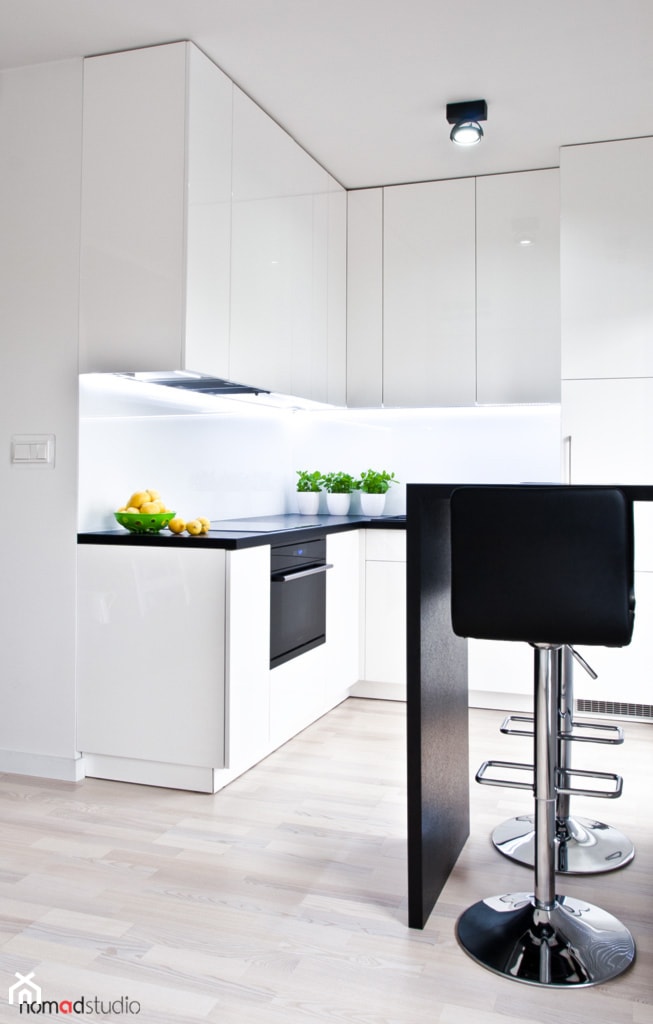 czarno - biała kawalerka - Mała średnia otwarta biała kuchnia w kształcie litery l, styl minimalistyczny - zdjęcie od nomad studio - Homebook