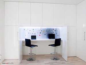 czarno - biała kawalerka - Średnie z zabudowanym biurkiem białe biuro, styl minimalistyczny - zdjęcie od nomad studio