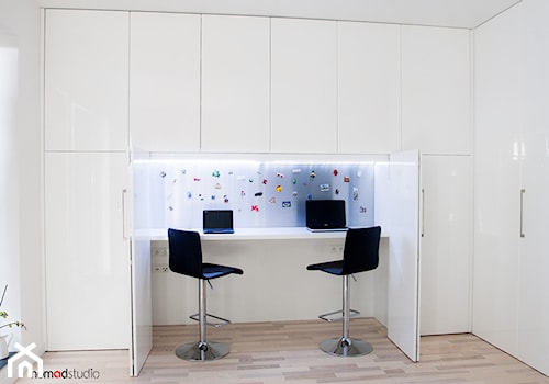 czarno - biała kawalerka - Średnie z zabudowanym biurkiem białe biuro, styl minimalistyczny - zdjęcie od nomad studio