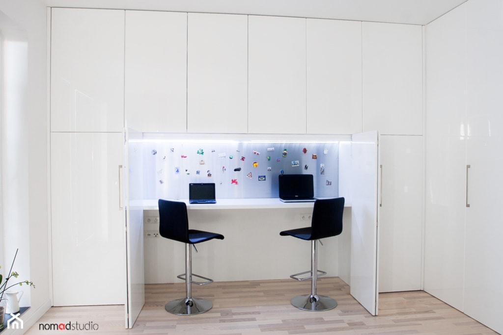 czarno - biała kawalerka - Średnie białe biuro kącik do pracy w pokoju, styl minimalistyczny - zdjęcie od nomad studio - Homebook