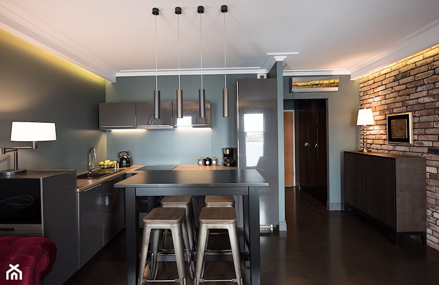 Apartament z widokiem na Wawel - Mała czarna szara jadalnia w kuchni, styl industrialny - zdjęcie od AgiDesign
