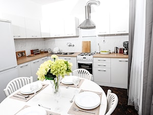 Home staging domu w centrum Krakowa - Średnia biała z lodówką wolnostojącą z podblatowym zlewozmywakiem kuchnia w kształcie litery l, styl skandynawski - zdjęcie od AgiDesign