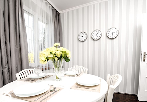 Home staging domu w centrum Krakowa - Średnia szara jadalnia w kuchni, styl skandynawski - zdjęcie od AgiDesign