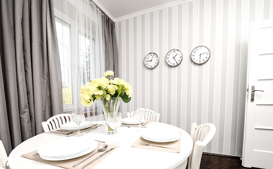 Home staging domu w centrum Krakowa - Średnia szara jadalnia w kuchni, styl skandynawski - zdjęcie od AgiDesign
