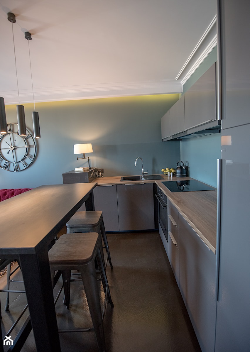 Apartament z widokiem na Wawel - Średnia otwarta z salonem czarna z zabudowaną lodówką z lodówką wolnostojącą z nablatowym zlewozmywakiem kuchnia w kształcie litery l, styl industrialny - zdjęcie od AgiDesign