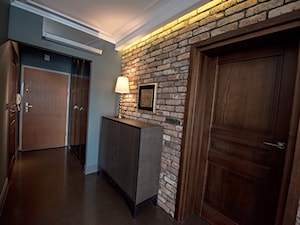 Apartament z widokiem na Wawel - Średni szary z marmurem na podłodze hol / przedpokój, styl vintage - zdjęcie od AgiDesign