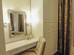 Apartament na Kazimierzu - Mała beżowa biała z biurkiem sypialnia, styl tradycyjny - zdjęcie od AgiDesign