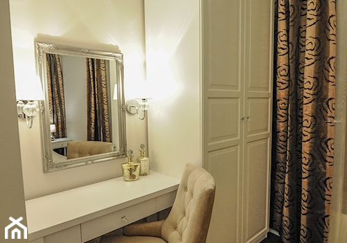 Apartament na Kazimierzu - Mała beżowa biała z biurkiem sypialnia, styl tradycyjny - zdjęcie od AgiDesign
