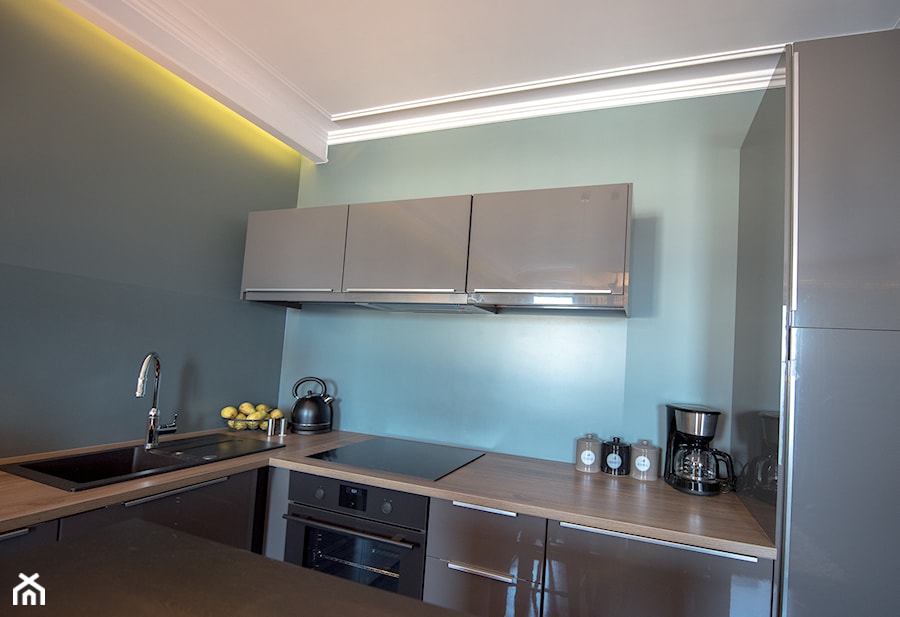 Apartament z widokiem na Wawel - Mała otwarta niebieska szara z zabudowaną lodówką z lodówką wolnostojącą z nablatowym zlewozmywakiem kuchnia w kształcie litery u, styl minimalistyczny - zdjęcie od AgiDesign
