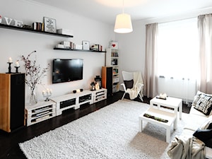 Home staging domu w centrum Krakowa - Średni biały salon, styl skandynawski - zdjęcie od AgiDesign