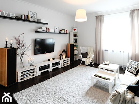 Aranżacje wnętrz - Salon: Home staging domu w centrum Krakowa - Średni biały salon, styl skandynawski - AgiDesign. Przeglądaj, dodawaj i zapisuj najlepsze zdjęcia, pomysły i inspiracje designerskie. W bazie mamy już prawie milion fotografii!