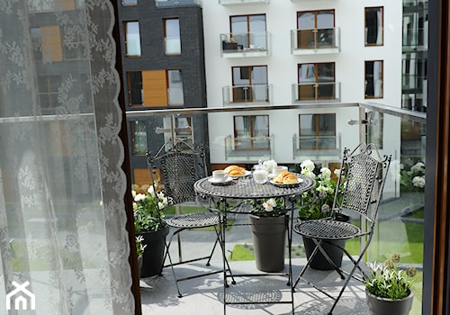 Apartament Novum - Średni z donicami na kwiaty taras, styl tradycyjny - zdjęcie od AgiDesign