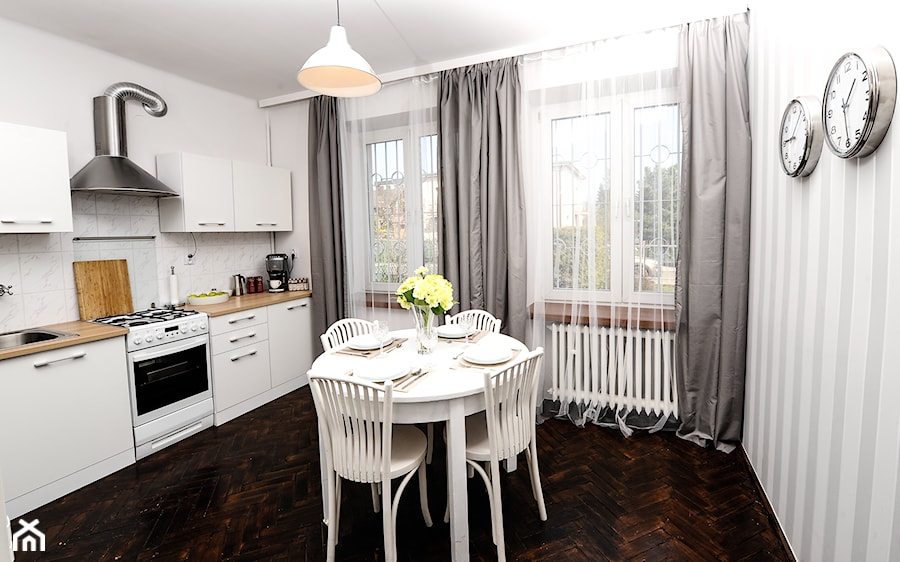 Home staging domu w centrum Krakowa - Duża zamknięta biała z lodówką wolnostojącą kuchnia jednorzędowa, styl skandynawski - zdjęcie od AgiDesign