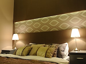 Apartament Novum - Mała beżowa brązowa sypialnia, styl tradycyjny - zdjęcie od AgiDesign