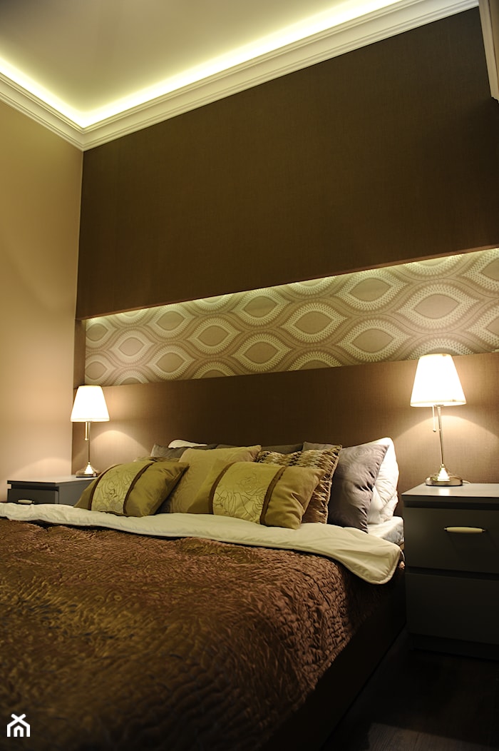 Apartament Novum - Mała beżowa brązowa sypialnia, styl tradycyjny - zdjęcie od AgiDesign - Homebook