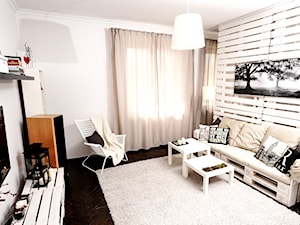 Home staging domu w centrum Krakowa - Średni biały salon, styl skandynawski - zdjęcie od AgiDesign