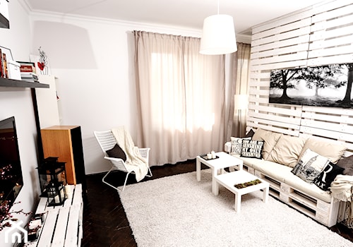 Home staging domu w centrum Krakowa - Średni biały salon, styl skandynawski - zdjęcie od AgiDesign