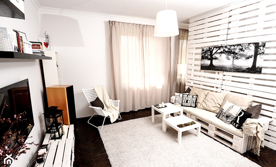 Home staging domu w centrum Krakowa - Średni biały salon, styl skandynawski - zdjęcie od AgiDesign