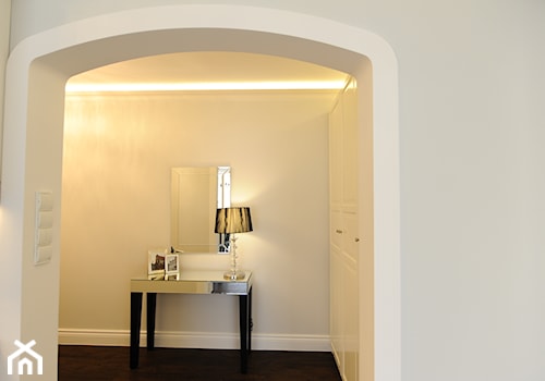 Apartament na Kazimierzu - Średni biały hol / przedpokój, styl tradycyjny - zdjęcie od AgiDesign