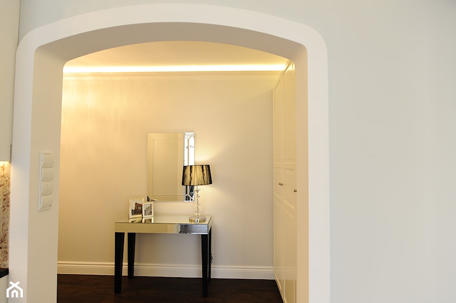 Apartament na Kazimierzu - Średni biały hol / przedpokój, styl tradycyjny - zdjęcie od AgiDesign