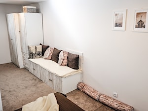 Home staging domu w centrum Krakowa - Średnia biała sypialnia, styl skandynawski - zdjęcie od AgiDesign