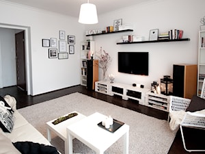 Home staging domu w centrum Krakowa - Średni biały salon, styl skandynawski - zdjęcie od AgiDesign