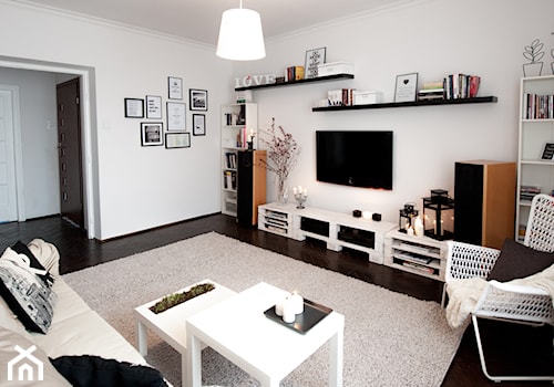 Home staging domu w centrum Krakowa - Średni biały salon, styl skandynawski - zdjęcie od AgiDesign