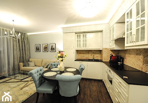 Apartament na Kazimierzu - Średnia otwarta z salonem z kamiennym blatem biała z zabudowaną lodówką z nablatowym zlewozmywakiem kuchnia w kształcie litery l z marmurem nad blatem kuchennym, styl tradycyjny - zdjęcie od AgiDesign