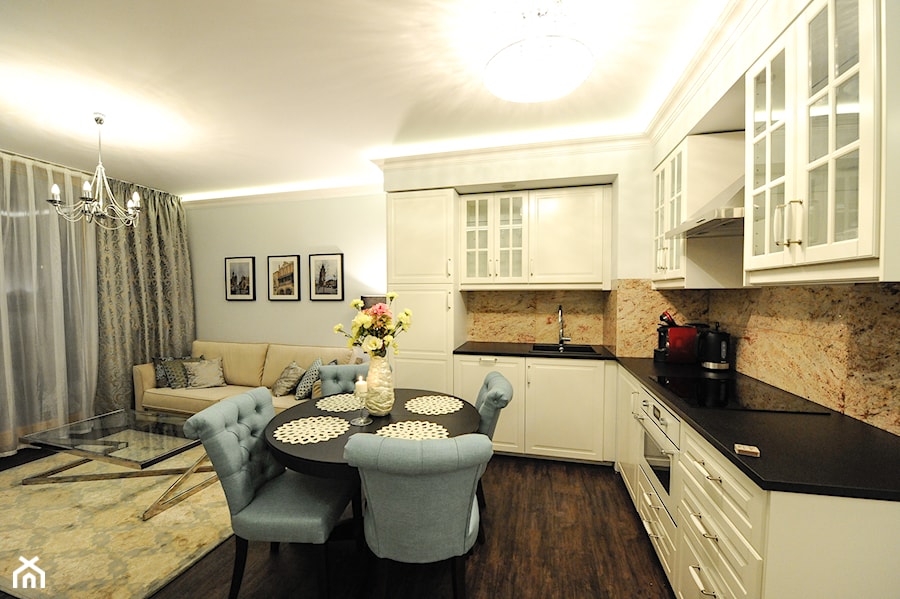 Apartament na Kazimierzu - Średnia otwarta z salonem z kamiennym blatem biała z zabudowaną lodówką z nablatowym zlewozmywakiem kuchnia w kształcie litery l z marmurem nad blatem kuchennym, styl tradycyjny - zdjęcie od AgiDesign
