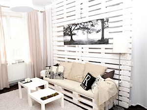 Home staging domu w centrum Krakowa - Mały biały salon, styl skandynawski - zdjęcie od AgiDesign