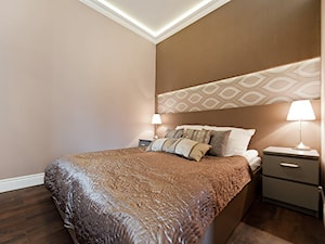 Apartament Novum - Mała beżowa sypialnia, styl tradycyjny - zdjęcie od AgiDesign