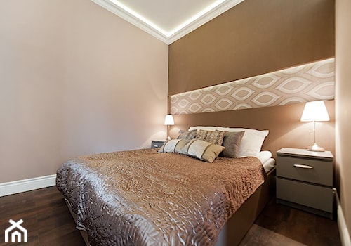 Apartament Novum - Mała beżowa sypialnia, styl tradycyjny - zdjęcie od AgiDesign
