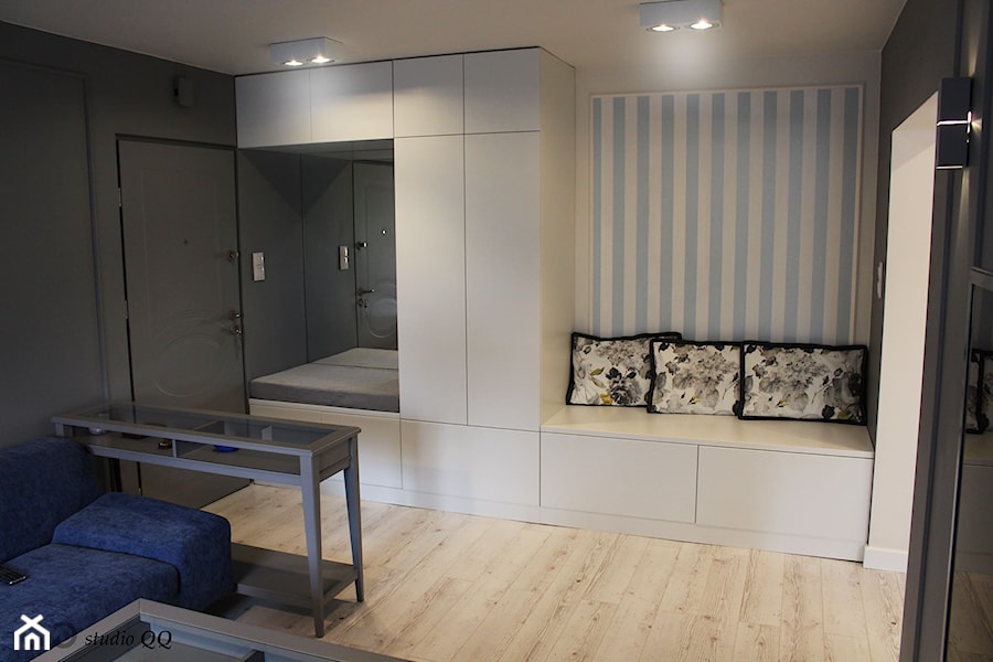 REALIZACJA -Mieszkanie 60 m2 -Myszków - Mały biały niebieski szary salon, styl nowoczesny - zdjęcie od Studio QQ Natalia Lenarczyk - Architekci & Projektanci wnętrz