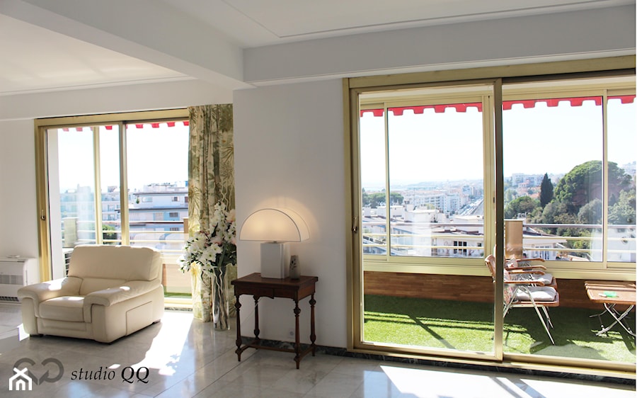 Realizacja / Apartament 110 m - Francja - Nicea - Mały biały salon z tarasem / balkonem, styl nowoczesny - zdjęcie od Studio QQ Natalia Lenarczyk - Architekci & Projektanci wnętrz