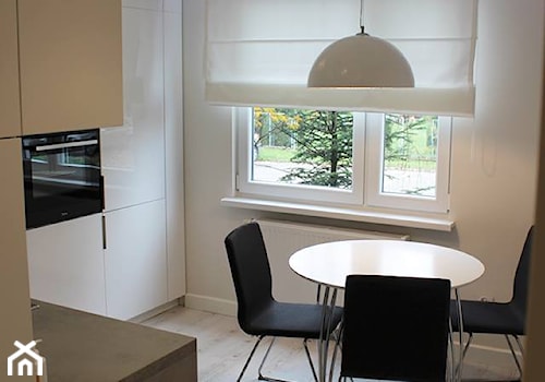 REALIZACJA -Mieszkanie 60 m2 -Myszków - Mała zamknięta biała z zabudowaną lodówką kuchnia w kształcie litery l z oknem, styl nowoczesny - zdjęcie od Studio QQ Natalia Lenarczyk - Architekci & Projektanci wnętrz