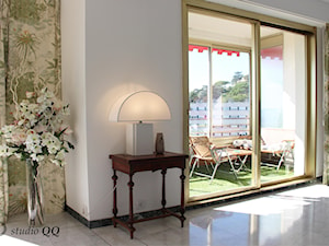 Realizacja / Apartament 110 m - Francja - Nicea - Mały biały salon z tarasem / balkonem, styl nowoczesny - zdjęcie od Studio QQ Natalia Lenarczyk - Architekci & Projektanci wnętrz