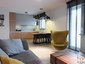 Mieszkanie z Salvadorem Dali - Mały biały salon z kuchnią z jadalnią z tarasem / balkonem, styl industrialny - zdjęcie od KODA DESIGN studio projektowe Dawid Kotuła