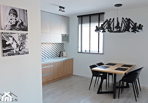 Mieszkanie z Salvadorem Dali - Średnia biała jadalnia w kuchni, styl industrialny - zdjęcie od KODA DESIGN studio projektowe Dawid Kotuła